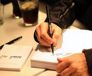 Sa séance de dédicace